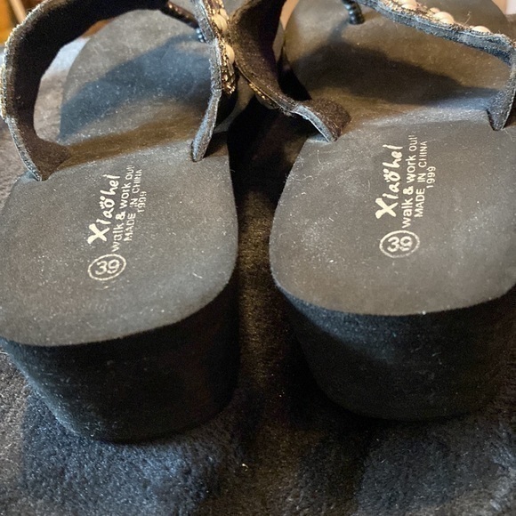 Flip flops, lightweight sandals EUC - Picture 7 of 8